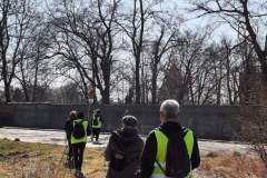 Uniwersytet Seniorów UJK na spacerze terenowym NW