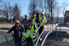 Zrelaksowana grupa seniorów z trenerem
