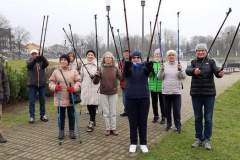 Seniorzy UTW Jędrzejów na spacerze Nordic Walking