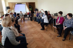 Słuchacze UAS  podczas warsztatów z modułu Ze sztuką na TY - warsztaty wokalne Śpiewać każdy może