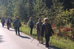 Słuchacze UAS w Starachowicach podczas spaceru edukacyjnego