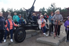 UP pozujący do zdjęcia na tle działa przeciwlotniczego