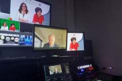 Monitory w studiu TV na których widać prof. Jana Miodka, prof. Annę Wileczek i prof. Marzenę Marczewską