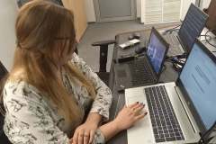 mgr Dominika Czarnota-Zdybicka przy laptopie