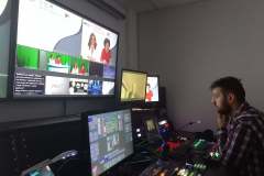 Inżynier studia telewizyjnego Marek Picheta w studiu TV