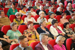 uczestnicy koncertu -seniorzy z uniwersytetów trzeciego wieku i klubów seniora z woj. świętokrzyskiego