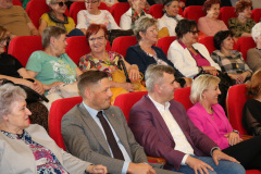 Maria Jarońska, Marcin Chłodnicki -wiceprezydent miasta Kielce, Dariusz Meresiński – burmistrz miasta i gminy Daleszyce, prof. Paulina Forma – dyrektor Instytutu Pedagogiki i seniorzy