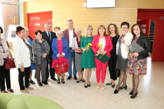 prof. Barbara Gawdzik- prorektor ds. kształcenia UJK,  Dariusz Meresiński – burmistrz miasta i gminy Daleszyce wraz z seniorami, prof. Agata Chabior i przedstawiciele Zakładu Edukacji Dorosłych