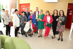 burmistrz i seniorzy z gminy Daleszyce oraz przedstawiciele władz UJK i organizatorzy koncertu