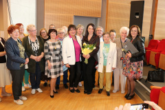 prof. Ewa Robak i dr Anna Przygoda z seniorami