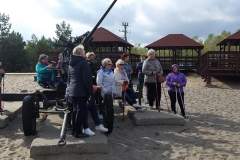 Sluchacze-AUS-pozujacy-do-zdjecia-na-tle-dziala-przeciwlotniczego