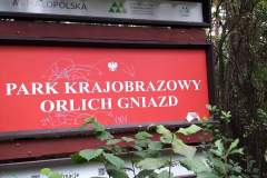 Tabliczka-z-napisem-PARK-KRAJOBRAZOWY-ORLICH-GNIAZD