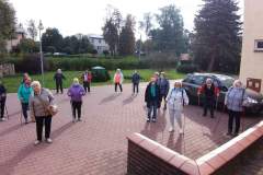 Uczestnicy-spaceru-edukacyjnego-zajecia-terenowe-dla-UTW-w-Kluczach