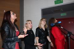 cała sala śpiewa ….