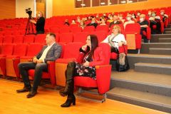 Kierownik Gminnego Ośrodka Pomocy Społecznej w Łopusznie mgr Mariusz Łuszczyński, dr Renata Miszczuk, prof. Anna Wileczek, dr Ryszard Błaszkiewicz uczestnicy wykładu-Uniwersytet Otwarty UJK