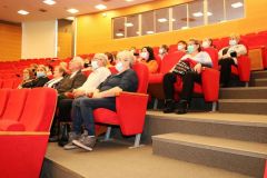 Seniorzy z gminy Oksa i Łopuszno na wykładzie otwartym realizowanym przez Uniwersytet Seniorów UJK