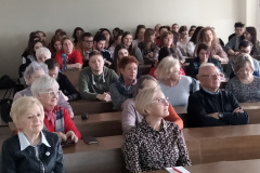 seniorzy na wykładzie otwartym realizowanym przez Uniwersytet Seniorów UJK