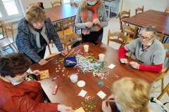 uczestnicy warsztatów „Fantazyjne zawijasy - quilling dla seniorów”