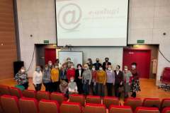 zdjęcie wszystkich uczestników wykładu otwartego „E-usługi - czyli senior w internecie”