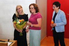prof. Barbara Gawdzik z kwiatami ,dr Anna Przygoda,, dr Małgorzata Krawczyk-Blicharska