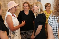 prof. Barbara Gawdzik , prorektor do spraw kształcenia rozmawiająca z seniorami