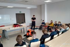 dzieci i ratownik